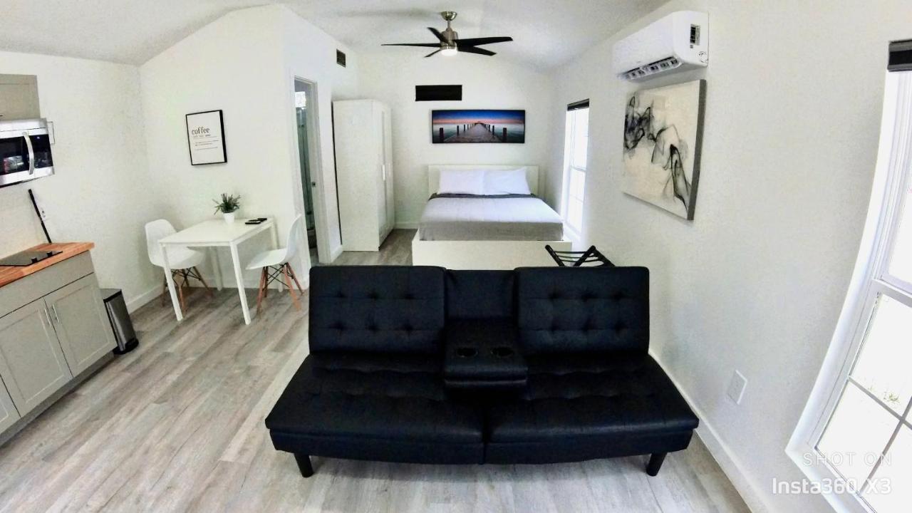 All Modern Studio With Private Entry & Parking. Брандон Экстерьер фото