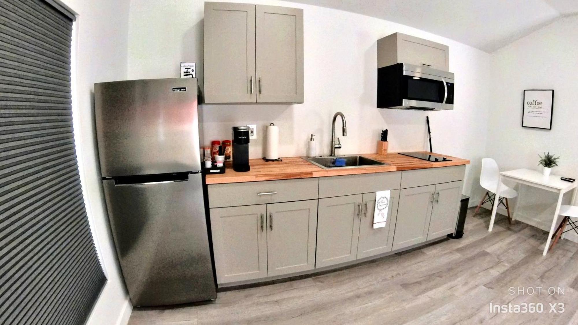 All Modern Studio With Private Entry & Parking. Брандон Экстерьер фото