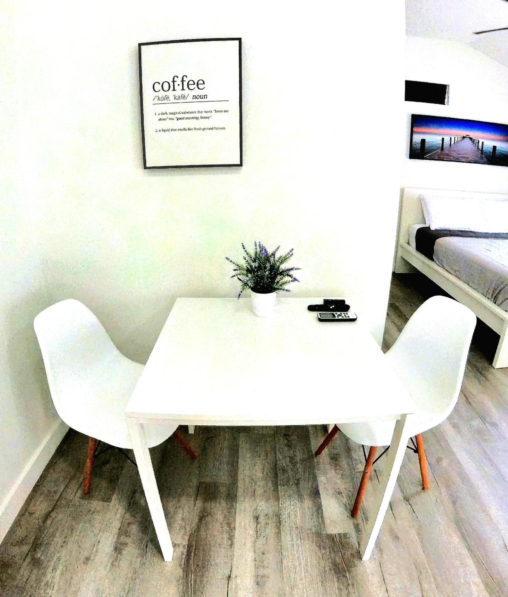 All Modern Studio With Private Entry & Parking. Брандон Экстерьер фото